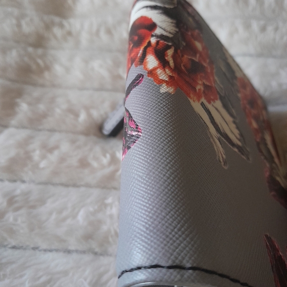 Nine West It Girl Floral Trifold Snap Wallet - Picture 4 of 11